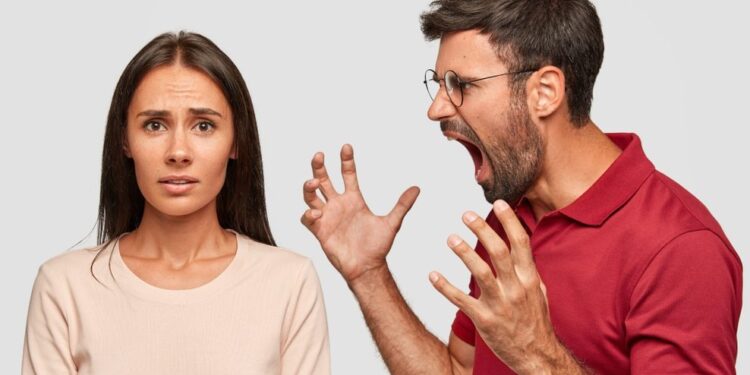 عصبية الزوج على زوجته أمام العائلة..كيف يجب أن تتعاملين؟ ؟