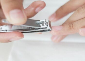 هل تقطيع أظافر الرجل قبل العيد واجب؟.. بين السنة والعادات الاجتماعية