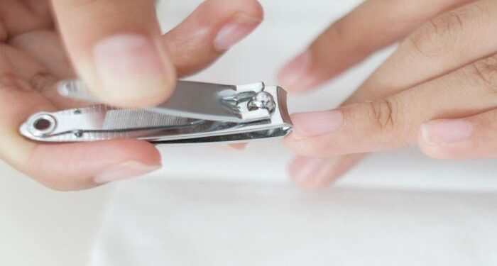 هل تقطيع أظافر الرجل قبل العيد واجب؟.. بين السنة والعادات الاجتماعية