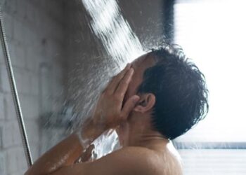 هل الاستحمام يوميًا صحي أم مضر؟