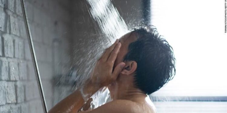 هل الاستحمام يوميًا صحي أم مضر؟