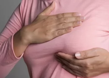 بعد الفطام… كيف تتخلص الأم من تحجر الثدي بأمان؟