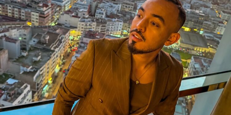 أيمن نعينيعة يدخل القفص الذهبي ويفاجئ متابعيه: “هاد المرة هادي ختاريت مزيان”