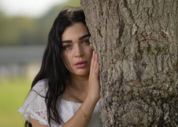 فرح الفاسي تثير الجدل بتدوينة: “الغريب كيدعمك والقريب كيبخل حتى بكلمة مبروك”