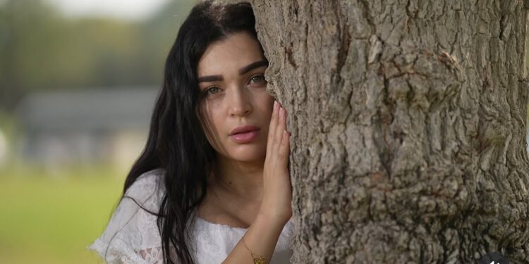فرح الفاسي تثير الجدل بتدوينة: “الغريب كيدعمك والقريب كيبخل حتى بكلمة مبروك”
