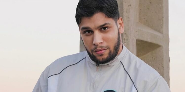 فنان الراب الحر يطلب الدعاء لوالدته