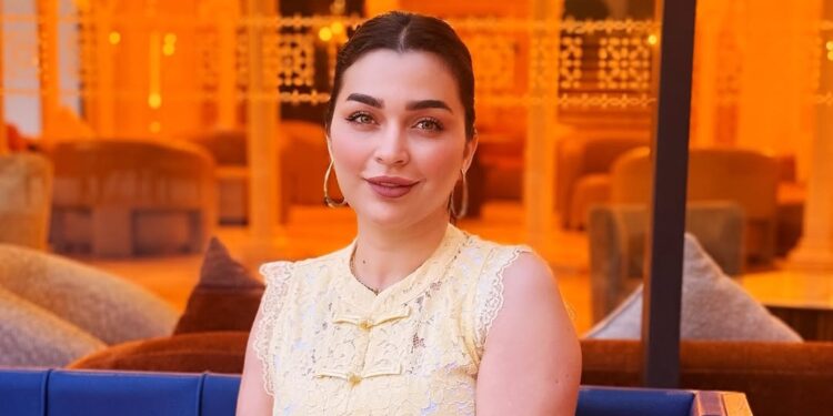 فرح الفاسي تستحضر والدتها الراحلة بصورة بالذكاء الاصطناعي.. وتعلق: “شحال تمنيت تكون حقيقية”