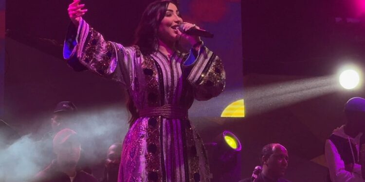 مهرجان الرمال بوزنيقة يتألق في ليلته الأولى ويستقطب أزيد من 40 ألف متفرج