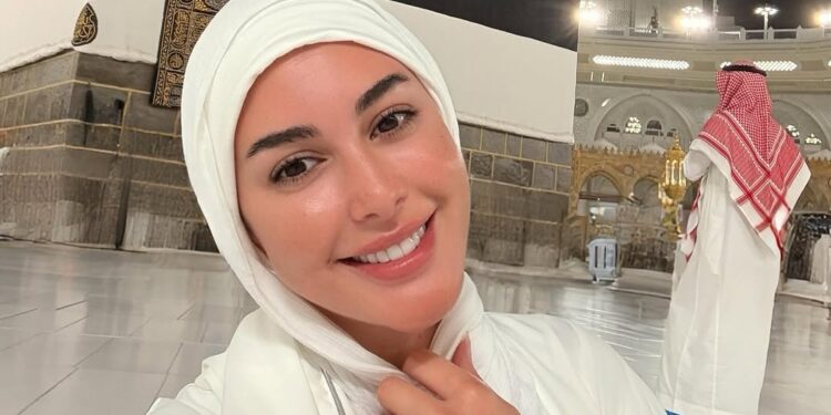 ياسمين صبري تؤدي مناسك الحج وتشارك جمهورها أجواء الرحلة الروحانية