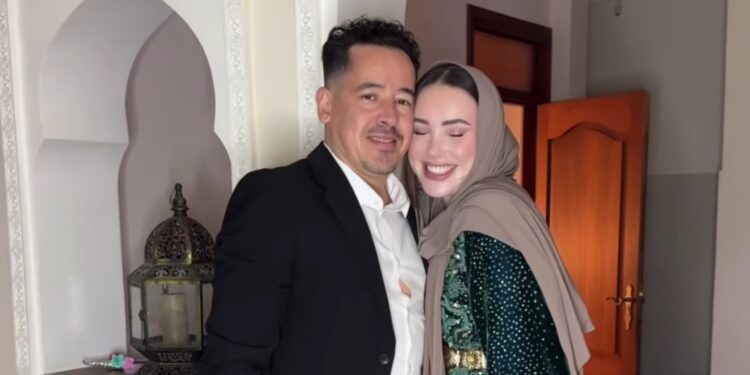 لينا اليحياوي تثير الجدل بإعلان خلع الحجاب بعد سنوات من ارتدائه