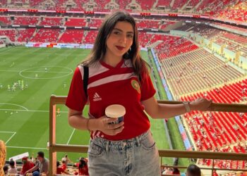 ندى هداوي تساند أسود الأطلس من المدرجات: “ديما مغرب”
