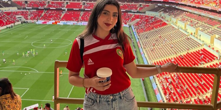 ندى هداوي تساند أسود الأطلس من المدرجات: “ديما مغرب”