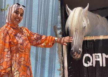 ضحى ممثلة مدينة الداخلة في “لالة العروسة” تطلب الدعاء لوالدتها بالشفاء