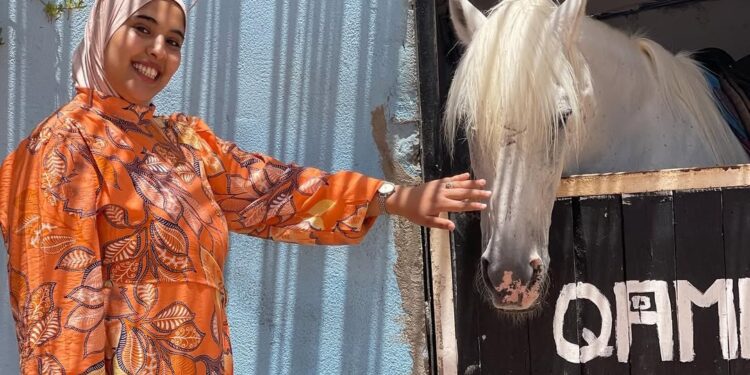 ضحى ممثلة مدينة الداخلة في “لالة العروسة” تطلب الدعاء لوالدتها بالشفاء