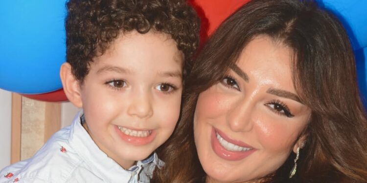 رجوى الساهلي تحتفل بعيد ميلاد نجلها