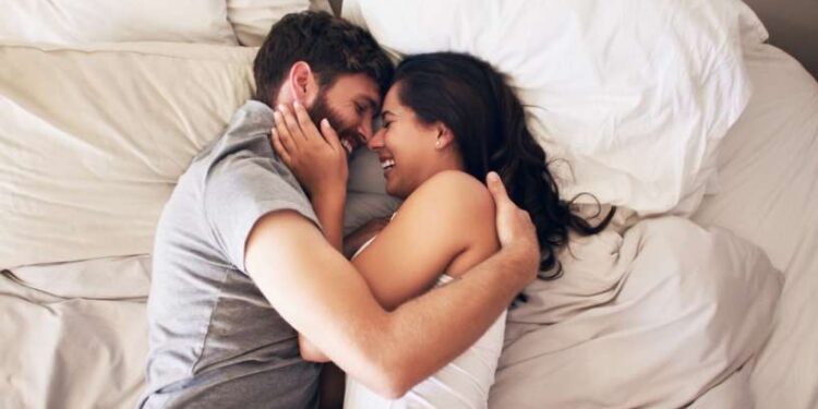 تغيير الوضعيات بين الزوجين.. خطوة لتعزيز الراحة والتجدد في الحياة الزوجية