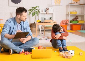 كيف أتعامل مع ابني المصاب بالتوحد؟