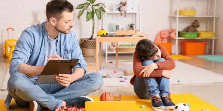 كيف أتعامل مع ابني المصاب بالتوحد؟