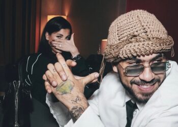 لغراندي طوطو يشارك صورة رومانسية مع زوجته ويحرص على إخفاء ملامحها