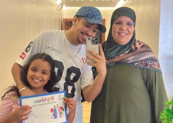 علي الزايدي يرد على منتقدي تربية ابنة شقيقته سهام: “دعوا الناس وشأنهم”