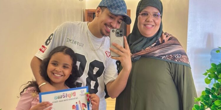 علي الزايدي يرد على منتقدي تربية ابنة شقيقته سهام: “دعوا الناس وشأنهم”