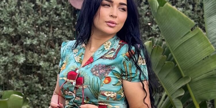 فرح الفاسي: “كل ما نحتاجه أحيانًا هو تذكرة سفر لنستعيد أنفسنا”