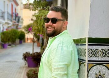 أسامة رمزي:”لا تستعجلوا الحكم على الناس… فلكل شخص قصة لا نعرفها”