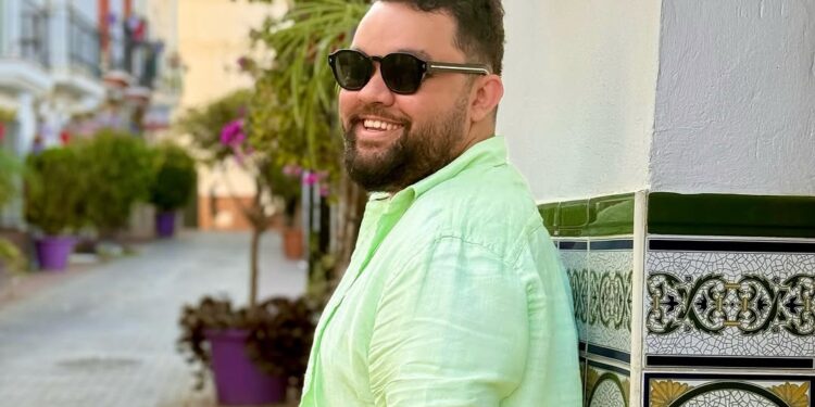 أسامة رمزي:”لا تستعجلوا الحكم على الناس… فلكل شخص قصة لا نعرفها”