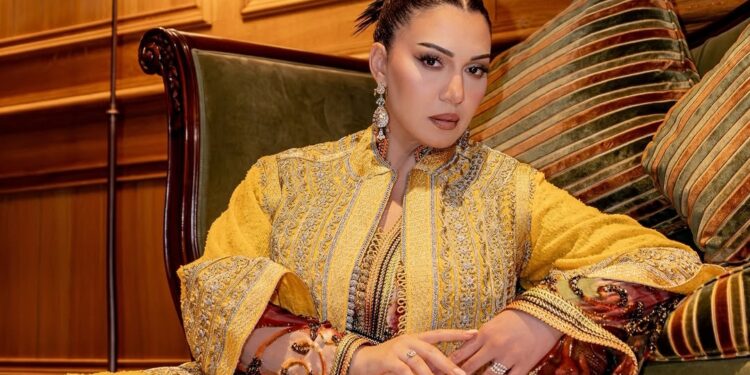 أسماء لمنور تتألق بالقفطان المغربي في مهرجان إفران الدولي