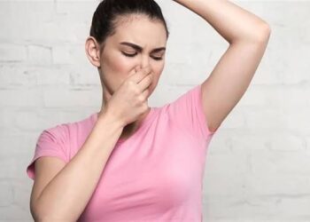 كيف تتخلص من رائحة العرق في فصل الصيف؟ نصائح فعالة للحفاظ على الانتعاش طوال اليوم