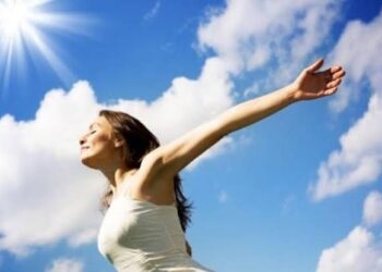كيف تستغل أشعة الشمس لصحتك دون التعرض لأضرارها؟