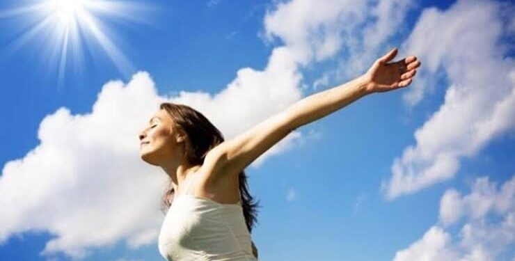 كيف تستغل أشعة الشمس لصحتك دون التعرض لأضرارها؟