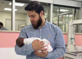 الفنان المعتزل أدهم نابلسي يعلن قدوم مولودته الثانية ويختار لها اسم «مسك»