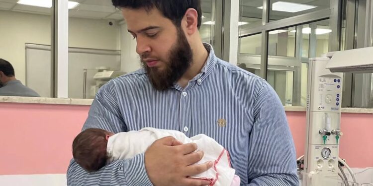 الفنان المعتزل أدهم نابلسي يعلن قدوم مولودته الثانية ويختار لها اسم «مسك»