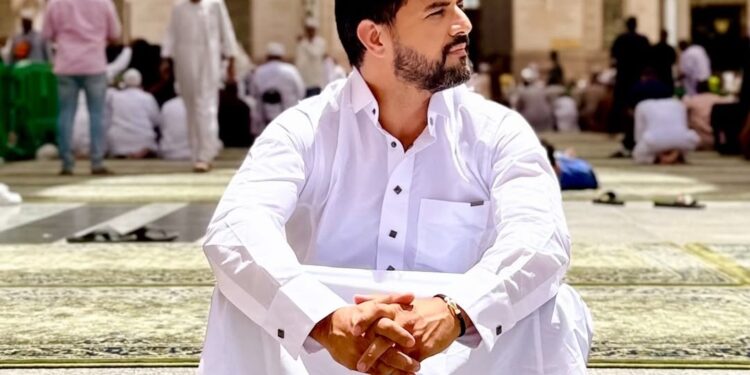 بالفيديو..عمر لطفي يؤدي مناسك العمرة ويوثق لحظات روحانية من رحلته