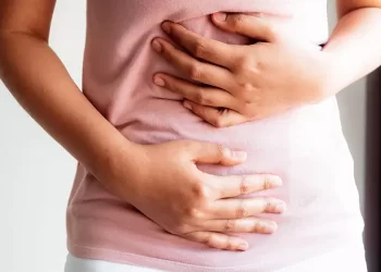 كيف تتخلص من نفخة البطن بسبب الغازات؟ خطوات بسيطة تمنحك راحة سريعة