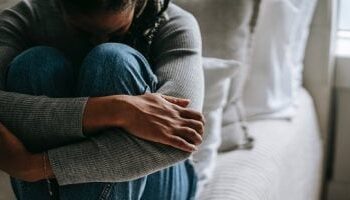 كيف تتجاوز أزمتك العاطفية وتستعيد توازنك النفسي؟