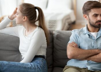غيرة الزوج المفرطة.. كيف تتعاملين معها دون أن تتحول الحياة إلى صراع؟