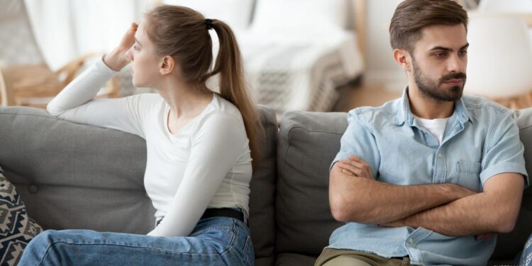 غيرة الزوج المفرطة.. كيف تتعاملين معها دون أن تتحول الحياة إلى صراع؟