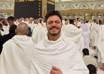 من أمام الكعبة المشرفة..أحمد مهاوش يفاجئ متابعيه