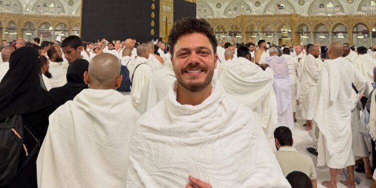 من أمام الكعبة المشرفة..أحمد مهاوش يفاجئ متابعيه