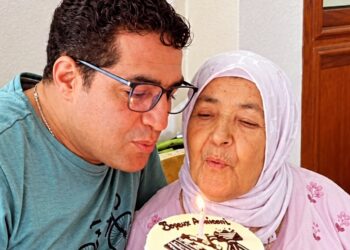 هشام الوالي يحتفل بعيد ميلاد والدته