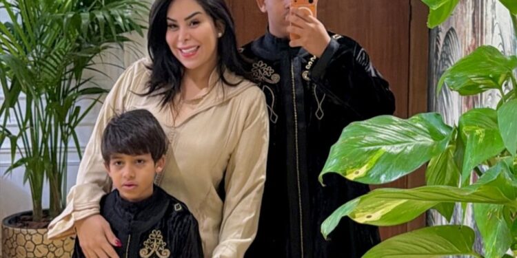 نجاة رجوي تطمئن جمهورها على وضع ابنها بعد إصابته في الكتف