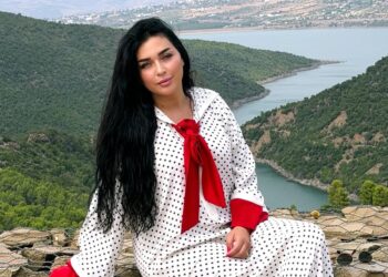 فرح الفاسي تستحضر والدتها بكلمات مؤثرة: «انتظريني عند باب الجنة يا أمي»