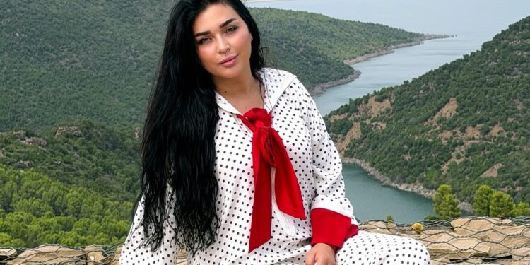 فرح الفاسي تستحضر والدتها بكلمات مؤثرة: «انتظريني عند باب الجنة يا أمي»