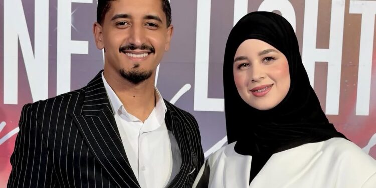 ياسر شقورز يهدي زوجته رجاء أحدث هاتف آيفون 18..ويشارك متابعيه هذه اللحظة