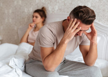 كيف يستعيد الزوج ثقة زوجته بقدراته بعد فترة طويلة من العجز بسبب المرض؟