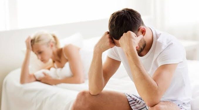 كيف تحمين علاقتك الزوجية عندما يواجه زوجك مشكلة جنسية؟