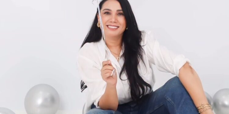 لبنى شكلاط تحتفل بعام جديد من عمرها