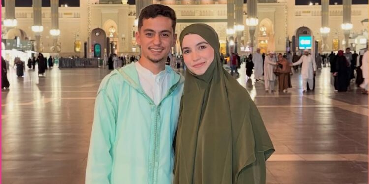 حسام وزوجته يوثقان أجواء العمرة من رحاب مكة